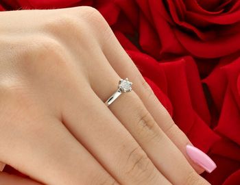 Klasyczny pierścionek z białego złota próby 585 z jednym diamentem 0,03 ct, barwa H, czystość SI. Certyfikat autentyczności kamienia. Idealny prezent4.jpg